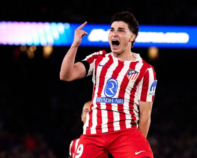 上个欧冠对巴萨任意球破门的球员，是2017年的迪马利亚