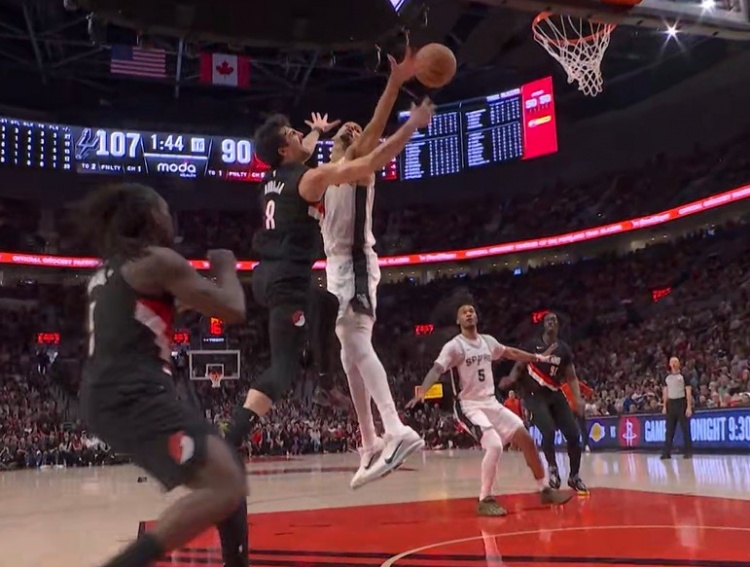 必威体育官方网站-破防了！阿夫迪亚进攻遭文班血帽 防守文班被吹犯规&amp;6犯离场